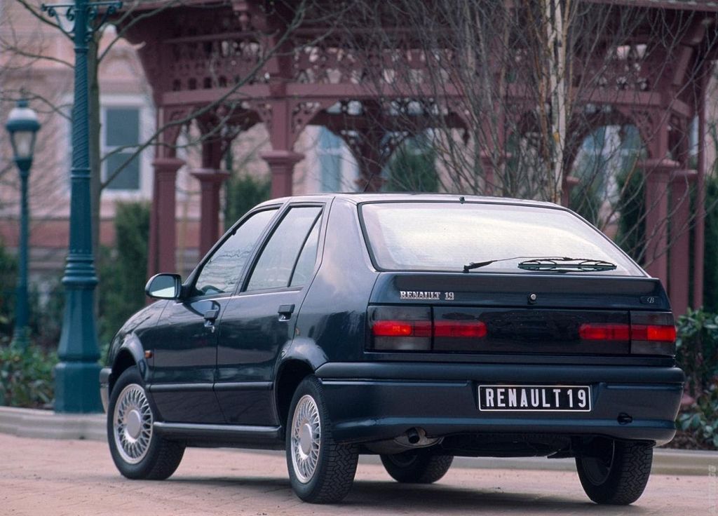 Ремонт бамперов Renault 19